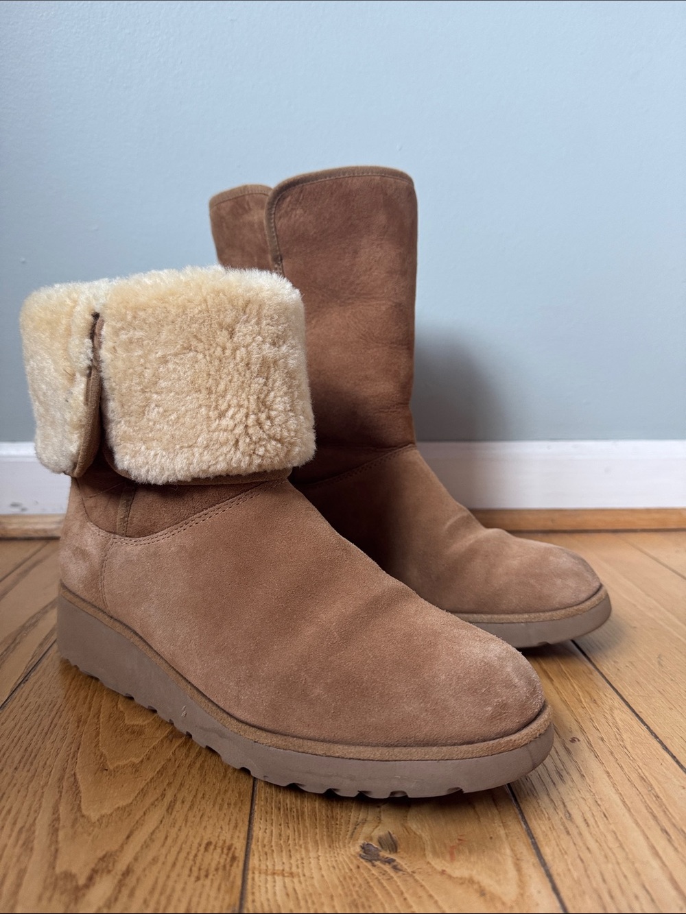 UGG‎ Amie suede shearling lined wedge boot EUC size 9